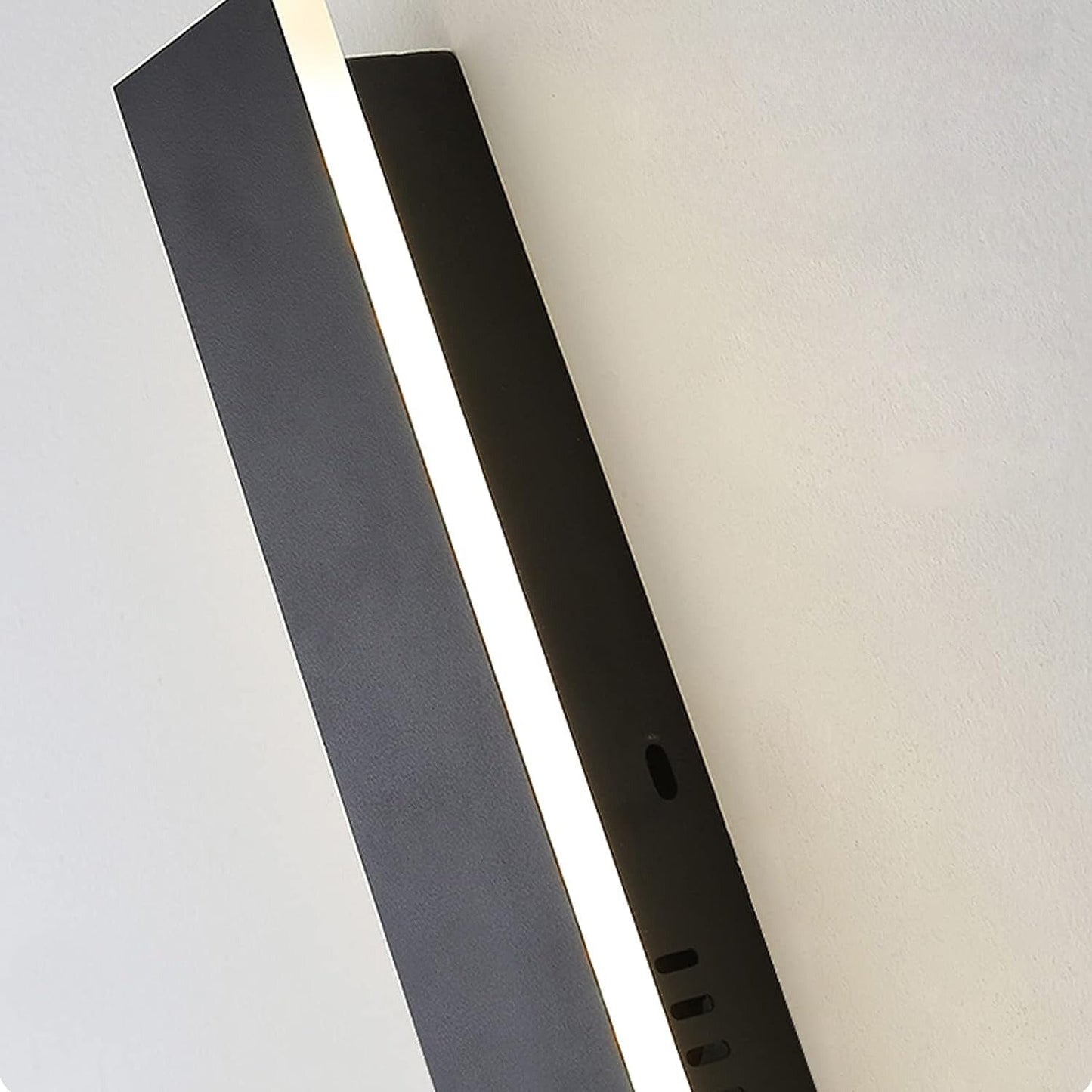 Orthorun | Svelte Linear Outdoor Wall Light – IP65 Weatherproof LED Sconce for Exterior